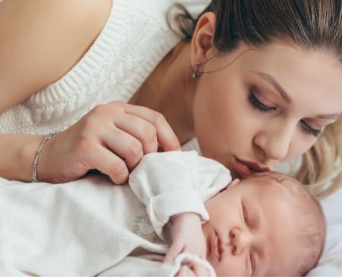 Nouvelle maman embrassant son bébé