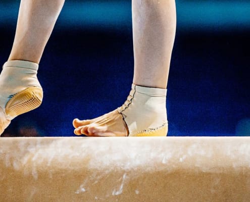 Les pieds d'un gymnaste sur la barre