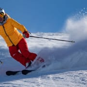 Homme skiant dans les montagnes
