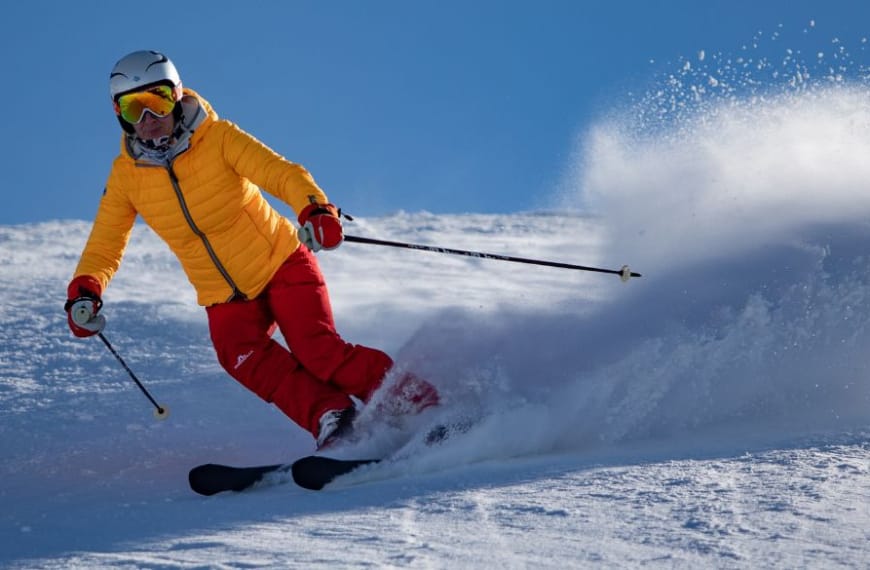 Man skiën in de bergen