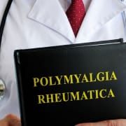 Der-Real-CBD-Blog-CBd-für-Polymyalgia-Rheumatica Ein Arzt mit einer PMR-Akte