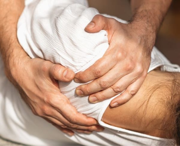 Patient wird wegen Schultersteife behandelt