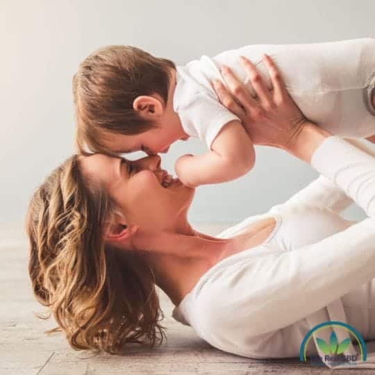 Mère jouant avec son bébé