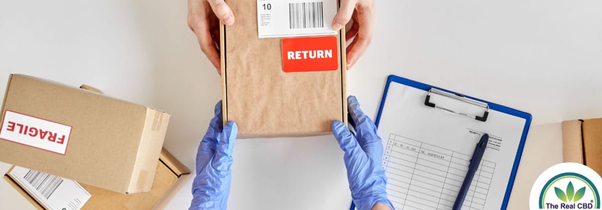 Übergabe eines Rücksendepakets