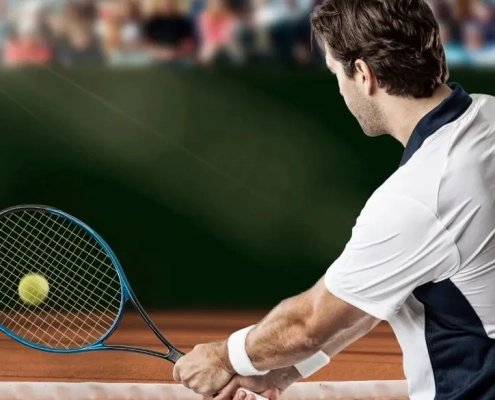 Homme dans un championnat de tennis sur le court