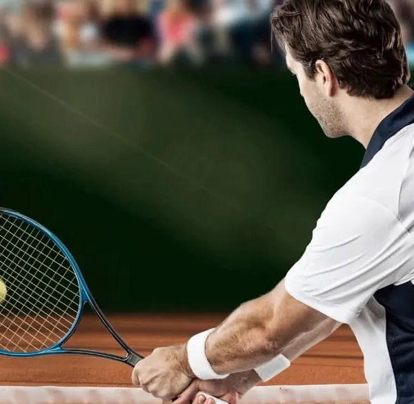 Man in een tenniskampioenschap op de baan