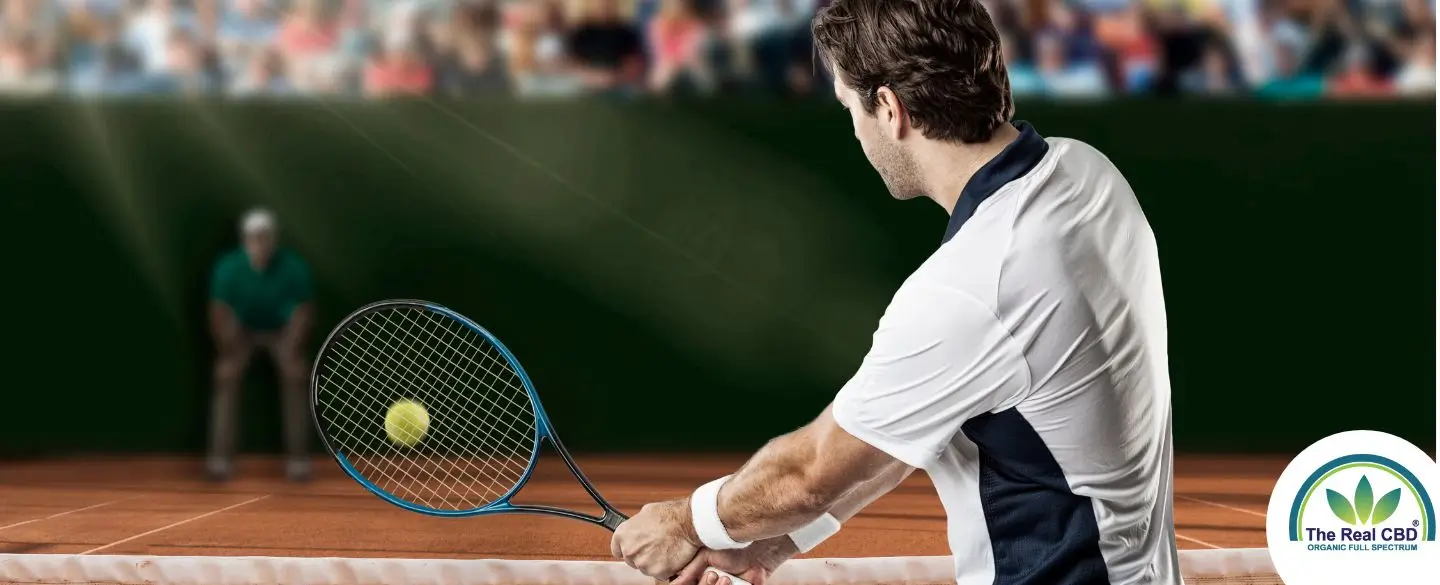 Mann bei einer Tennismeisterschaft auf dem Platz