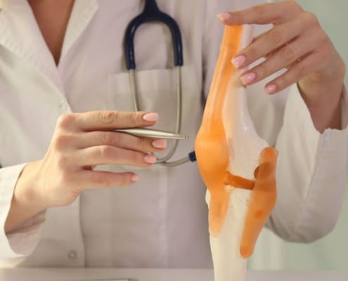 Un médecin explique la santé des articulations