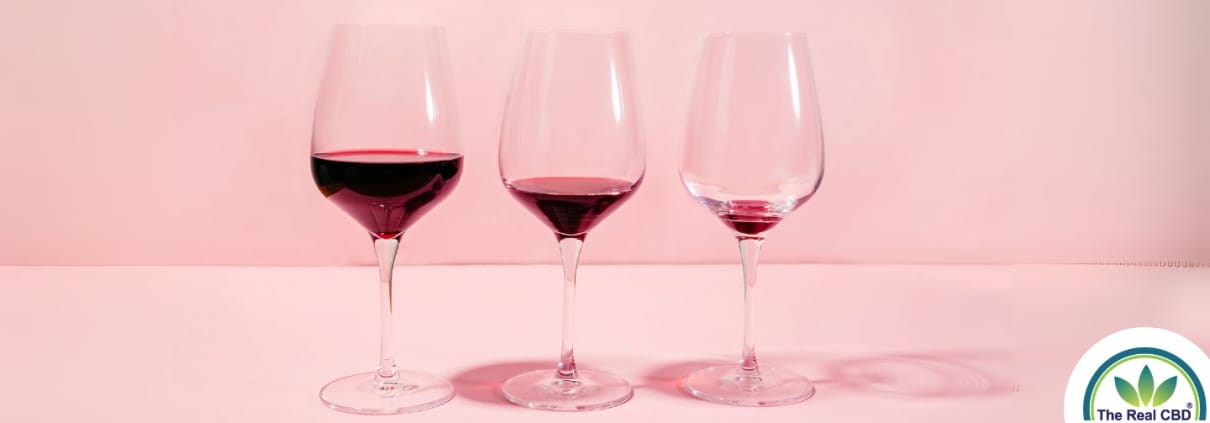 Eine Reihe von Weingläsern mit immer weniger Rotwein darin