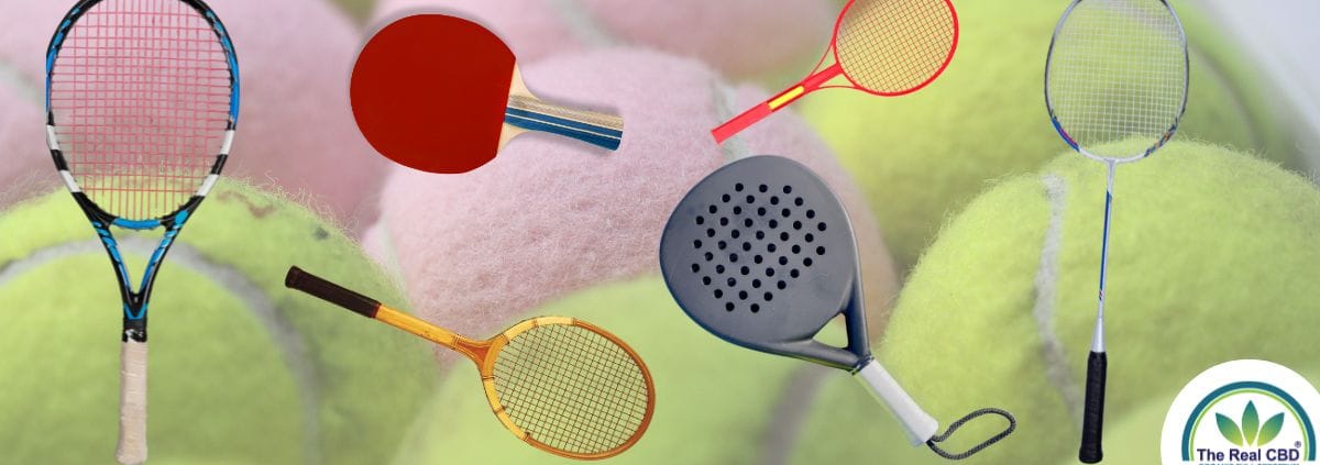 Verschiedene Schläger schwimmen auf großen Tennisbällen