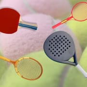 The-Real-CBD-Benefits-of-CBD-for-racket-sports-players Verschiedene Schläger schwimmen auf großen Tennisbällen