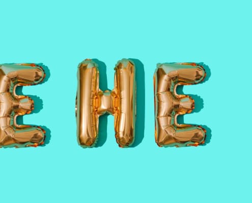 HE HE Y gespeld in gouden ballonnen