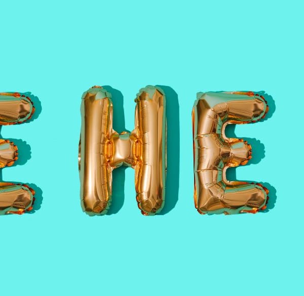 HE HE Y gespeld in gouden ballonnen