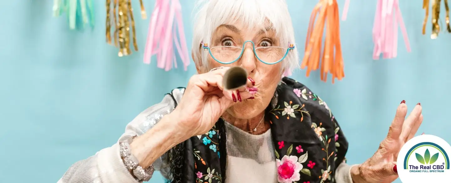 Vrouw van middelbare leeftijd met een feestje