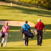 The-Real-CBD-Blog-CBD-for-golfers 4 Golfer gehen รผber das Grรผn