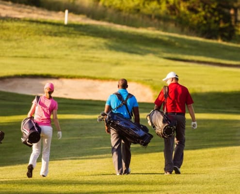 4 golfers lopen over de green