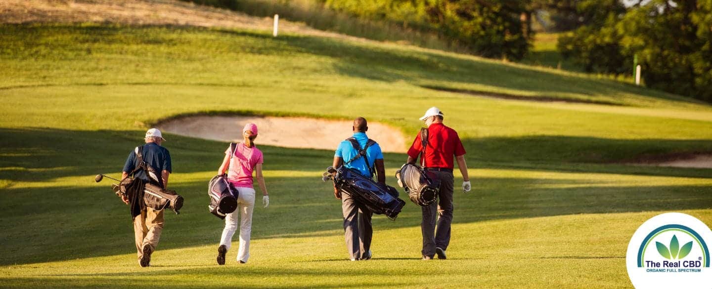 4 golfeurs traversant le green