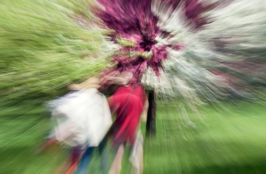 Blurry tunnel vision of two people walking in the forrest